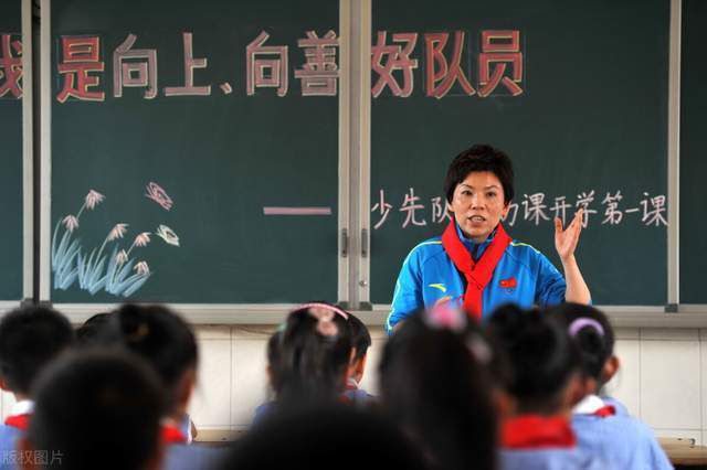 记者：瓜帅与沃克在一家高端日料店会面之后，沃克决定留下记者Pol Ballus与Lu Martin在《佩普的曼城：超级球队是这样打造的》一书中，讲述了凯尔-沃克今夏与球队续约的经过。